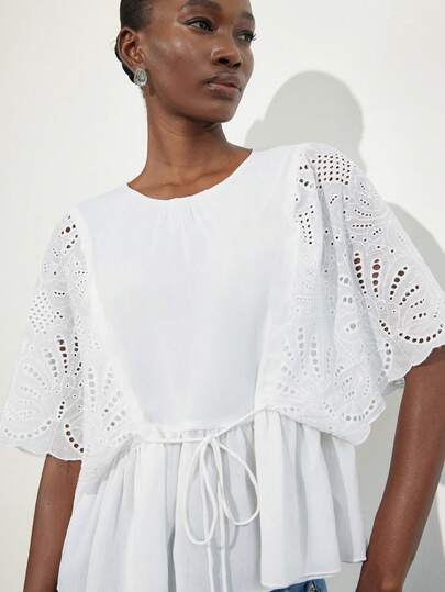 Aveloria Modichic Áo kiểu nữ phong cách Âu Á Xuân/Hè mới, màu trắng trơn, chất liệu chiffon mềm mại, thắt nơ eo, cổ tròn rộng rãi, phối nhiều mảng vải, thêu hoa dày dặn, ren, tay bồng, tay ngắn. Tinh tế, thanh lịch, sang trọng, phù hợp cho kỳ nghỉ, du lịch, tối giản, hiện đại, đi làm, thường ngày và sang trọng.
