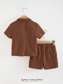 Cozy Pixies 2 件套年轻男孩纯色领短袖开衫和松紧腰短裤 - 棕色 - 查看 2