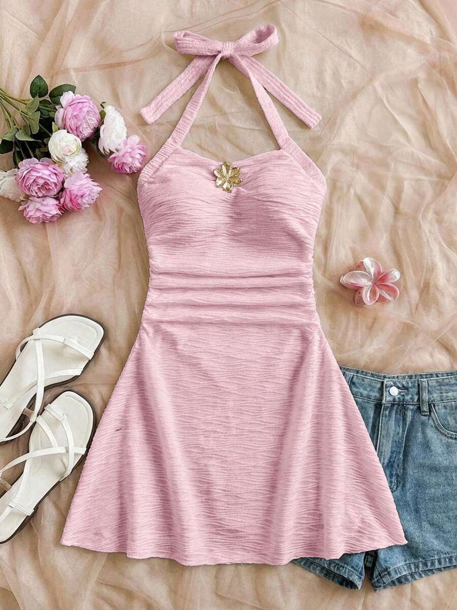 SHEIN 少女粉色纹理露背连衣裙,竖条纹褶皱面料,露肩设计,金色花朵装饰,柔软面料,适合夏季穿着,贴身褶皱,精致装饰,适合日常/轻度社交场合,优雅宽松,易于搭配,打造温柔甜美的少女造型。 - 粉色 - 查看 1