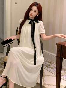 DAZY 春夏秋女款寬鬆A字中長洋裝，彼得潘領、泡泡短袖、黑色蝴蝶結、白色雪紡 - Pearl White - 查看 3