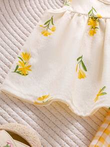 SHEIN Playful Pals 女嬰兩件式夏季圓領無袖上衣與紅色短褲套裝，清新紅白配色對比，梭織面料，寬鬆版型，甜美優雅田園風，滿版櫻桃印花，活潑可愛，適合日常出遊、上學通勤、參加派對、生日派對及度假旅行 - 黃色 - 查看 3