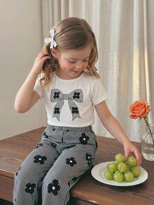 SHEIN Genkimix Kids 女童韩版简约卡通线条蝴蝶结印花圆领短袖T恤搭配黑白条纹印花宽松直筒裤套装，夏季休闲装 - 黑與白 - 查看 1