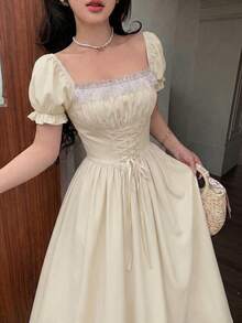 Glamine Charm 女款繫腰泡泡袖拼接蕾絲碎花印花長洋裝套裝 - 杏色 - 查看 3