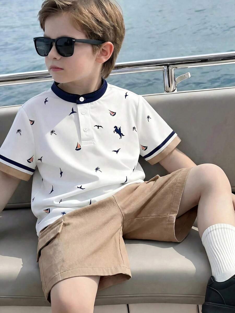 SHEIN 小男孩白色領夏季島嶼花卉馬標誌短袖 Polo 衫與深藍色短褲 2 件套,休閒海灘度假套裝 - 卡其色 - 查看 1