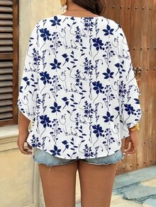 SHEIN VCAY Camisa de cuello en V con estampado floral azul y blanco, adecuada para el verano, talla grande - Blanco - Ver 2