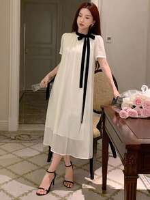 DAZY 春夏秋女款寬鬆A字中長洋裝，彼得潘領、泡泡短袖、黑色蝴蝶結、白色雪紡 - Pearl White - 查看 5