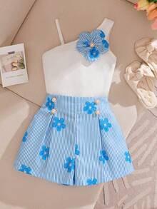 SHEIN 春/夏 2件組女童服裝套裝，無袖吊帶上衣 + 藍色短褲，吊帶上衣配細肩帶與胸前藍色花朵裝飾，清新甜美風格；短褲配印花布料與珍珠裝飾，精緻俏皮設計，整體甜美可愛風格，適合女童日常外出、居家穿著等 - 藍白色 - 查看 8