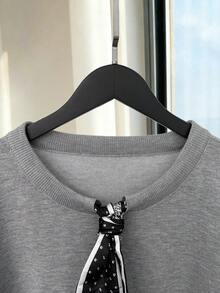 SHEIN CURVE+ 女款春秋簡約休閒通勤辦公街頭度假百搭日常優雅圓領印花圍巾裝飾標準肩短袖寬鬆灰色碎花大尺碼針織套頭衫 - 灰色 - 查看 5