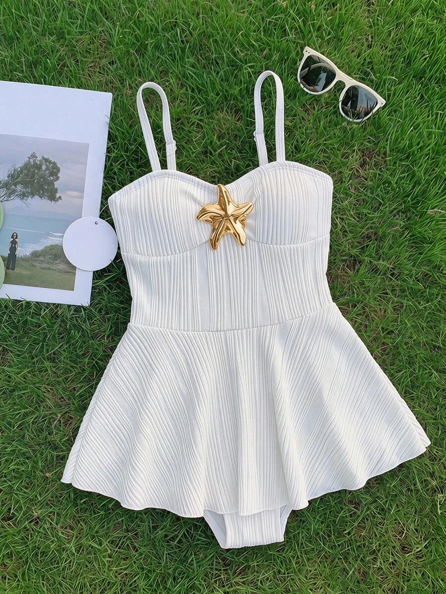 SHEIN 少女纯色金属装饰荷叶边连体泳衣，适合海滩度假、泳池派对、沙滩派对 - 彩色 - 查看 1