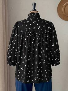 SHEIN CURVE+ Holiday Style Casual All-Match Plus Size Off-Shoulder Holiday Style Blue And White Floral Pattern Keyhole Collar Shirt, Summer Vacation - Black - View 2