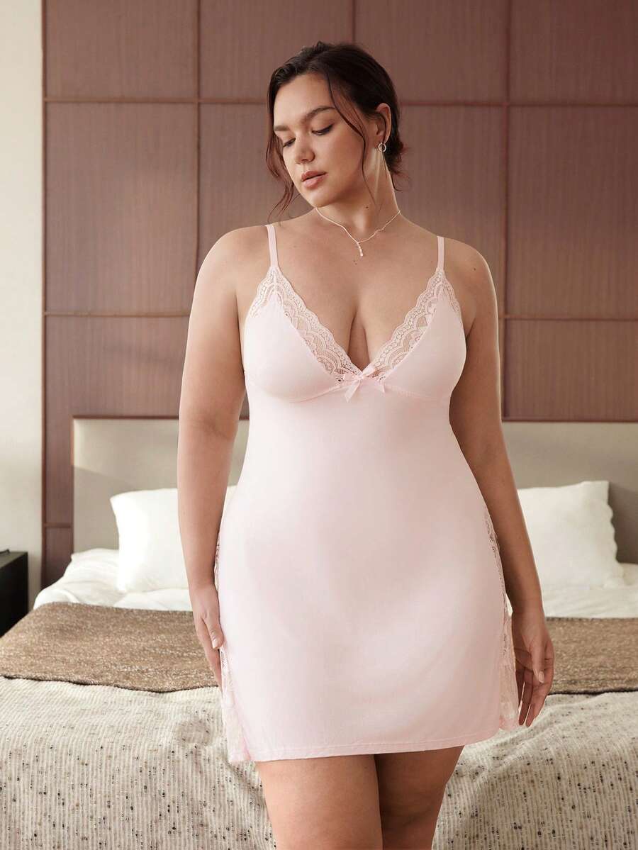 Slumbrini 1件加大码女士蕾丝边蝴蝶结装饰侧开衩吊带睡裙，Moo Moo睡衣