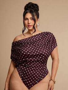 SHEIN BAE CURVE Bodysuit Ukuran Plus Serbaguna dengan Motif Minimalis, Leher Asimetris, dan Detail Kerut untuk Liburan & Pakaian Sehari-hari - Burgundy - View 3