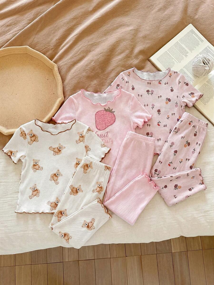 SHEIN LMoss Kids 女嬰熊/草莓/花卉印花荷葉邊上衣與長褲家居服 3套 6件組 - 彩色 - 查看 1