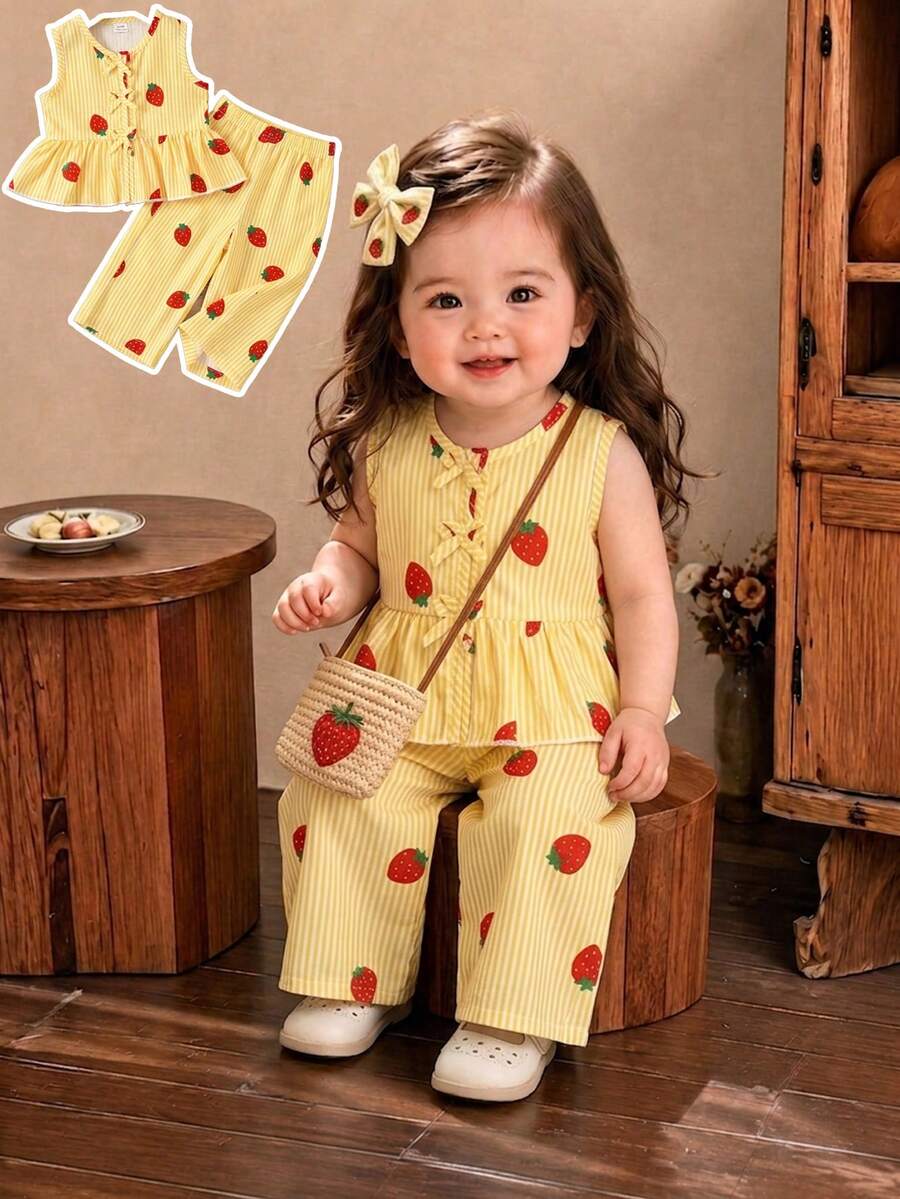 SHEIN Vintaside Kids 女嬰夏季草莓印花條紋無袖荷葉邊上衣與寬腿褲套裝,寬鬆舒適版型,適合日常外出、休閒旅行、家庭聚會、戶外玩耍及拍照 - 黃色 - 查看 1