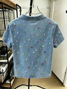 Resyla 熱銷推薦，美式復古甜酷 3D 彩虹水鑽女款領口前 V 領 T-shirt，短版修身剪裁，適合校園、日常、購物與街頭穿搭 - 彩色 - 查看 2