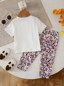 SHEIN Playful Pals 嬰幼兒(女童)可愛蝴蝶結印花白色圓領短袖上衣搭配舒適豹紋印花休閒春夏長褲T恤套裝 - 白色 - 查看 2