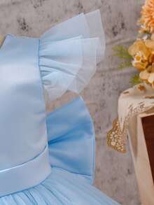 SHEIN Glamorique Kids 婚禮花童舞裙，女嬰公主裙，藍色緞面搭配褶皺袖設計展現可愛造型，背面飾有幸運V型可拆卸緞面蝴蝶結，適合生日、舞會、婚禮、節慶、正式場合、鋼琴演奏會、主持活動、派對或特殊場合，亦可日常穿著 - 藍色 - 查看 8