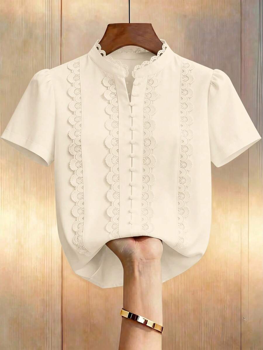 SHEIN LUNE CURVE 大尺碼女款法式蕾絲拼接單排扣短袖優雅襯衫 - 杏色 - 查看 1