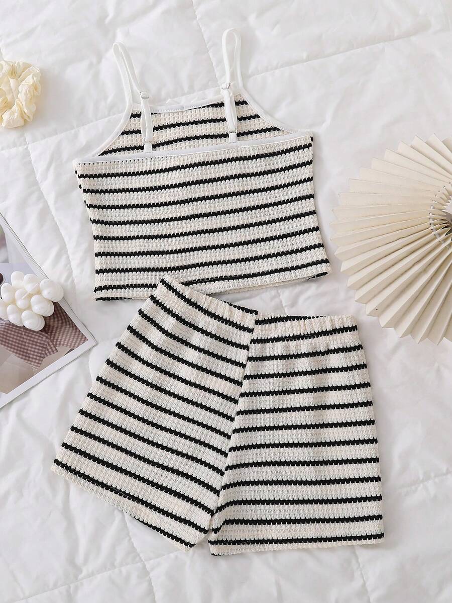 SHEIN Sparklyn 2件組女孩青少年夏季Y2K風格黑白條紋情侶套裝,泡泡紋理面料,短版細肩帶背心上衣+短褲,親膚柔軟,甜美酷感海灘度假風,適合夏季假期穿搭 - 彩色 - 查看 1