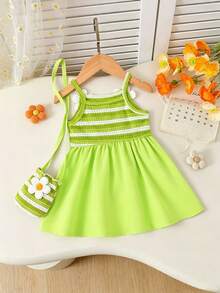 SHEIN Playful Pals 女嬰夏季橘色與白色甜美清新花卉裝飾細肩帶洋裝，附配套小斜背包，寬鬆裙襬設計，適合日常出遊、休閒旅行、家庭聚會及夏季野餐 - 綠色 - 查看 3