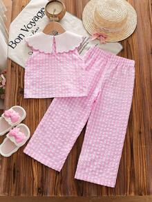 SHEIN Vintaside Kids 2件組少女甜美可愛公主風草莓印花無袖背心與配套長褲套裝，粉色條紋 + 3D草莓刺繡 + 荷葉邊領口，吸睛設計，適合派對、家庭活動、日常穿著、返校穿搭 - 粉色 - 查看 2