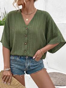 SHEIN Holidaya 女大尺碼休閒深綠色紋理面料襯衫，綠色上衣，大尺碼蝙蝠袖，深V領設計，對比琥珀色鈕扣設計，寬鬆休閒襯衫，時尚百搭外出，女大尺碼新風格，派對聚會，夜晚約會，浪漫約會，時尚百搭外出，時尚單品，度假，夏季女裝，百搭襯衫，夏季假期穿搭，海灘穿搭，音樂節，度假穿搭，陽光，約會吸睛，日常街拍，顯瘦塑形，時尚百搭外出，派對聚會夜晚約會，浪漫約會，百搭短袖襯衫 - 橄欖綠 - 查看 3