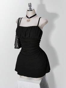 SHEIN ICON 大尺碼女款素色壓褶紋理面料細肩帶洋裝 - 黑色 - 查看 1