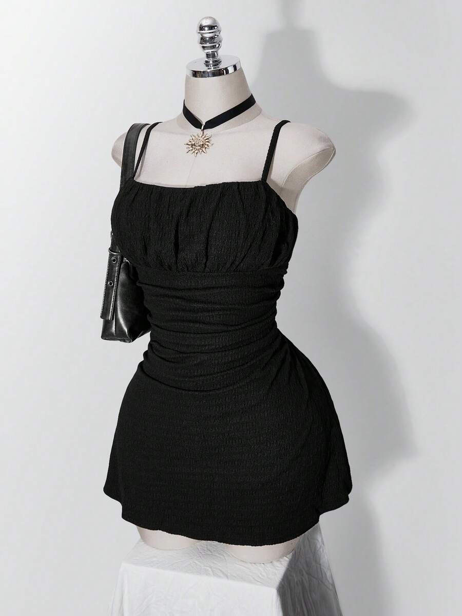 SHEIN ICON 大尺碼女款素色壓褶紋理面料細肩帶洋裝 - 黑色 - 查看 1