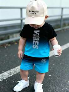 SHEIN 2件組男嬰套裝，夏季清新極簡海灘休閒風，Logo字母圖案漸層印花圓領飾邊T恤上衣搭配度假風椰子樹字母印花短褲，適合校園穿著、戶外活動、聚會、假期，日常休閒與夏季戶外活動的理想選擇 - 彩色 - 查看 4