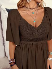 LanaWest Vestido mini bohemio de estilo de vacaciones con cuello en V, manga de pétalos hueca de ganchillo, cintura elástica y bajo suelto, en color albaricoque, para mujer, primavera/verano - Café integral - Ver 4