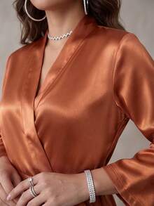 Rafferiza 落肩撞色饰边束带缎面睡袍 Luxeloungewear - 鏽棕色 - 查看 6