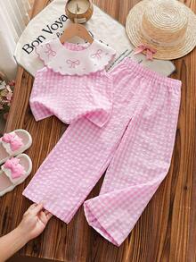 SHEIN Vintaside Kids 2件組少女甜美可愛公主風草莓印花無袖背心與配套長褲套裝，粉色條紋 + 3D草莓刺繡 + 荷葉邊領口，吸睛設計，適合派對、家庭活動、日常穿著、返校穿搭 - 粉色 - 查看 3