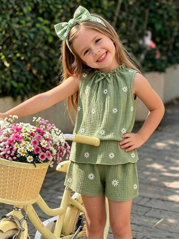Bộ 2 món mùa hè cho bé gái, chất liệu cotton nhăn mềm mại, siêu thoải mái khi mặc! Sự kết hợp áo sát nách + quần short mang lại cảm giác tươi mát và không bị bí bách, cổ bèo nhún và thiết kế thắt dây dễ thương tinh tế, điểm nhấn thêu hoa cúc tràn đầy năng lượng, dù là đi dạo hàng ngày hay đi chơi, bé trông xinh đẹp và thoải mái~