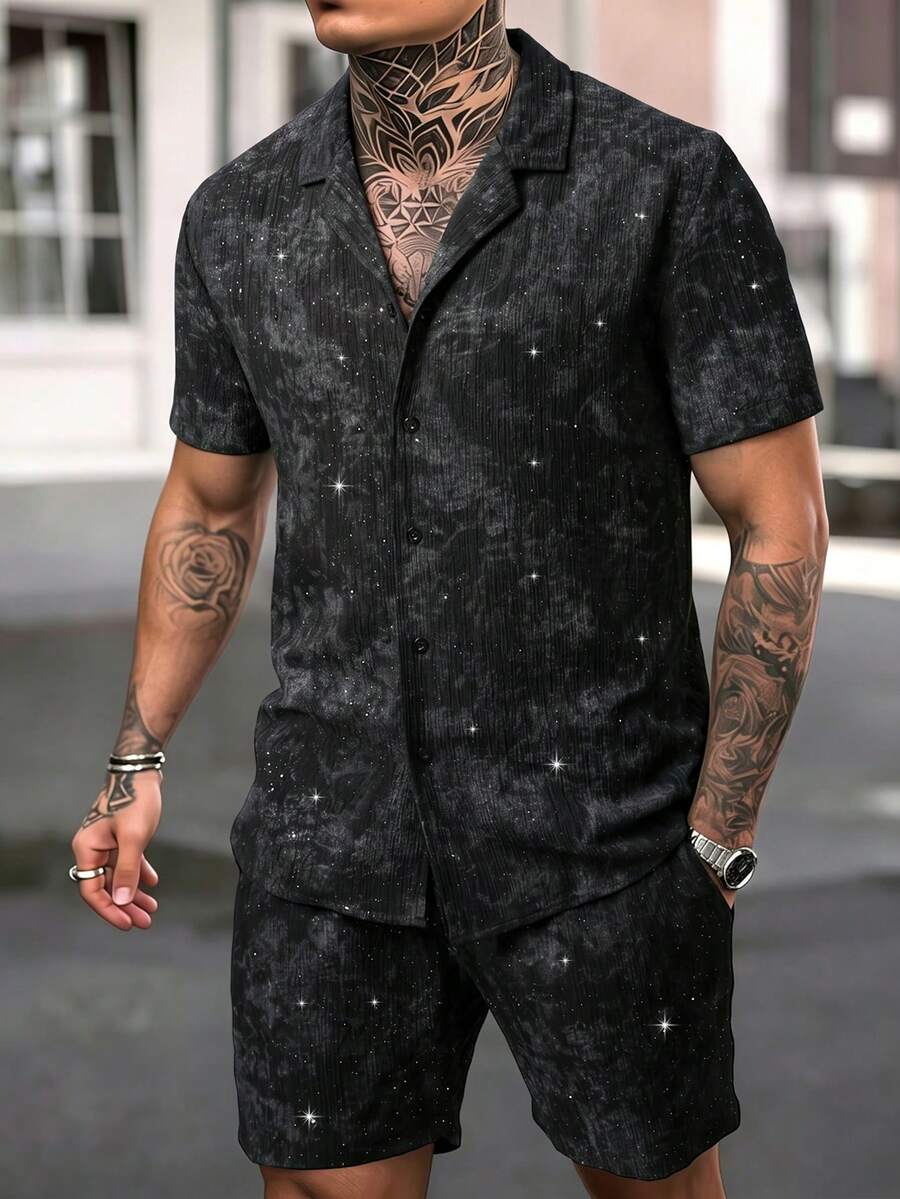 Manfinity Homme 男士紮染紋理鈕扣襯衫與抽繩短褲套裝,黑色,夏季街頭風度假休閒度假風,2件式休閒度假穿搭 - 黑色 - 查看 1