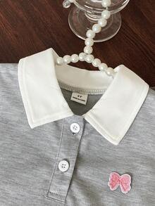 SHEIN 女童甜美可愛極簡富家女風淺灰色碎花POLO領短袖T恤，白色領拼接、蝴蝶結與刺繡貼布裝飾，荷葉邊腰帶與下襬細節裙褲休閒套裝 - 灰色 - 查看 3