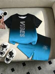 SHEIN 2件組男嬰套裝，夏季清新極簡海灘休閒風，Logo字母圖案漸層印花圓領飾邊T恤上衣搭配度假風椰子樹字母印花短褲，適合校園穿著、戶外活動、聚會、假期，日常休閒與夏季戶外活動的理想選擇 - 彩色 - 查看 1
