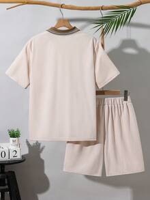 SHEIN 青少年男童條紋短袖拉鍊設計 Polo 衫與短褲套裝 - 杏色 - 查看 3