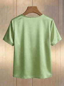 Rafferiza Blus Wanita Lengan Pendek Elegan dengan Kancing Mutiara dan Kerah V Polos dari Satin - Hijau - View 2