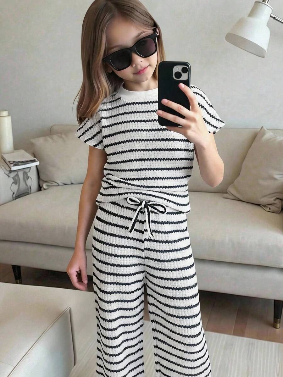 SHEIN 条纹针织褶皱短袖上衣和配套长裤套装,优雅休闲的度假女童装。条纹套装,黑白套装,条纹两件套,条纹长裤,条纹上衣,女童套装,女童夏季套装,女童长裤,春夏条纹短袖套装 - 黑與白 - 查看 1