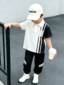 SHEIN 2件裝小男孩學院風黑白對比 Polo 衫與黑色慢跑褲套裝，肩部/袖口/褲側三點對比條紋設計，左胸實用口袋 + 領口細節，親膚柔軟面料，適合輕量戶外、學校運動會、日常休閒百搭、露營、開學季，春夏季 - 黑與白 - 查看 4