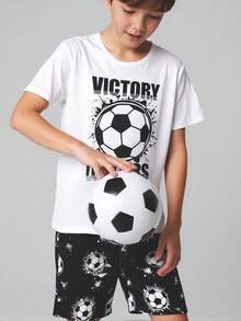 SHEIN 这款适合青少年男孩的时尚家居服套装包含一件圆领短袖上衣和一条配套短裤。夏季套装采用清爽的浅灰色、白色和黑色足球泼墨印花以及字母图案。面料光滑柔软，适合日常休闲居家穿着，也可作为舒适的睡衣。 - 黑與白 - 查看 1