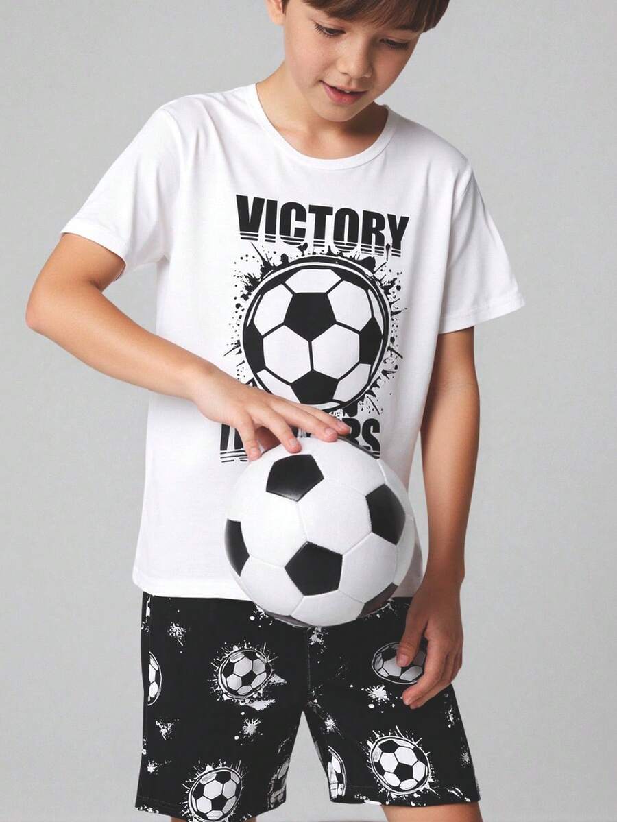 SHEIN 这款适合青少年男孩的时尚家居服套装包含一件圆领短袖上衣和一条配套短裤。夏季套装采用清爽的浅灰色、白色和黑色足球泼墨印花以及字母图案。面料光滑柔软,适合日常休闲居家穿着,也可作为舒适的睡衣。 - 黑與白 - 查看 1