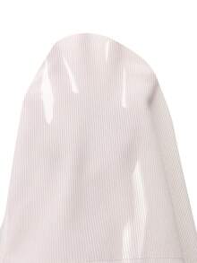 SHEIN 春/夏 2件組女童服裝套裝，無袖吊帶上衣 + 藍色短褲，吊帶上衣配細肩帶與胸前藍色花朵裝飾，清新甜美風格；短褲配印花布料與珍珠裝飾，精緻俏皮設計，整體甜美可愛風格，適合女童日常外出、居家穿著等 - 藍白色 - 查看 3