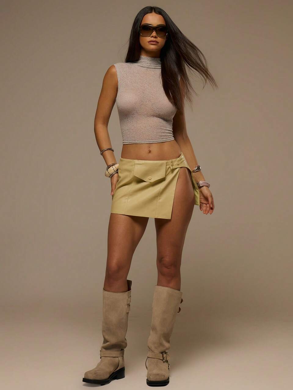 Saia Mini de Couro Sintético Cintura Baixa com Detalhe de Botão e Bolso Primavera Verão Festival Férias Ibiza Feriado Rave Sexy Y2k Utilitária Sereia Noite Amarelo Manteiga
