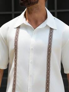 Manfinity CasualCool 男士夏季休闲度假几何织带装饰短袖衬衫和短裤套装 - 白色 - 查看 3