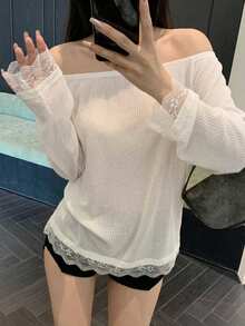 DAZY 秋季鏤空蕾絲飾邊拼接露肩長版上衣 婚禮約會日常休閒 浪漫優雅青少年街頭風 女款長袖T恤 米白色 - 白色 - 查看 5
