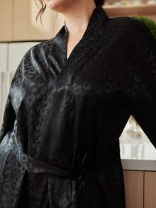Slumbrini 大码女士优雅长款系带提花睡袍，四季皆宜，冬季穿着 - 黑色 - 查看 8
