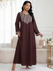Al Najma 女士刺绣V领长袖优雅阿拉伯连衣裙 - 咖啡棕 - 查看 3