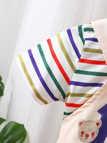 SHEIN Playful Pals Ensemble t-shirt à motifs graphiques et rayures colorés avec short bavette pour bébé garçon, coupe ample et confortable, convient pour les sorties quotidiennes, les activités scolaires, les rassemblements familiaux, les jeux en extérieur et les séances photo - Nude - Voir 6