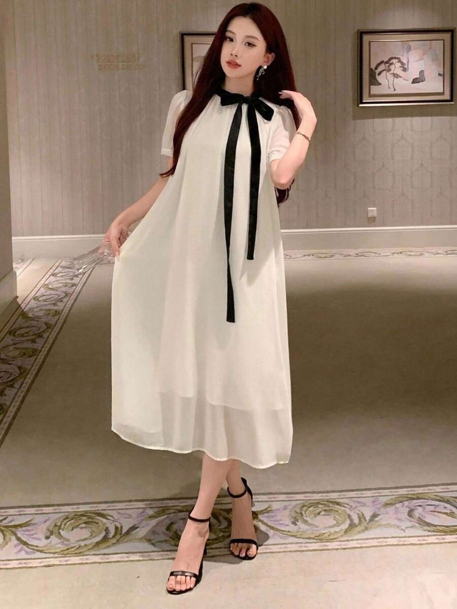 DAZY 春夏秋女款寬鬆A字中長洋裝,彼得潘領、泡泡短袖、黑色蝴蝶結、白色雪紡 - Pearl White - 查看 1